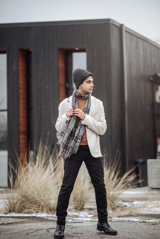 Какие футболки с круглым вырезом носить с белым пиджаком мужчине