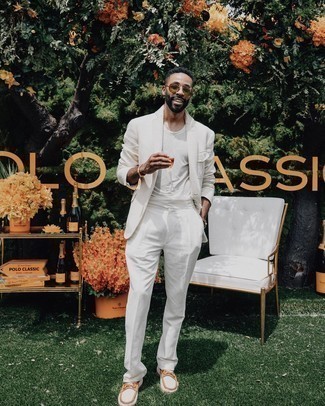 Какие классические брюки носить с белым пиджаком мужчине