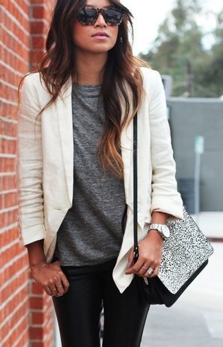 Какие джинсы носить с белым пиджаком женщине