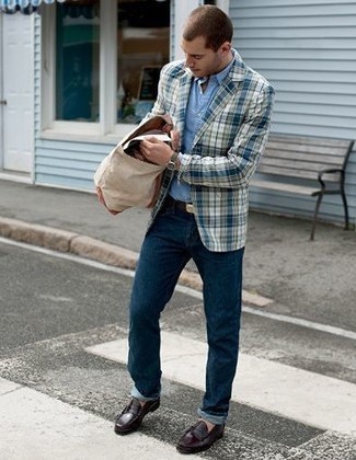 Как носить белый пиджак с темно-синими джинсами мужчине