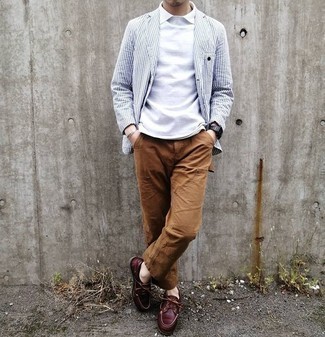 Какие футболки-поло носить с белым пиджаком мужчине