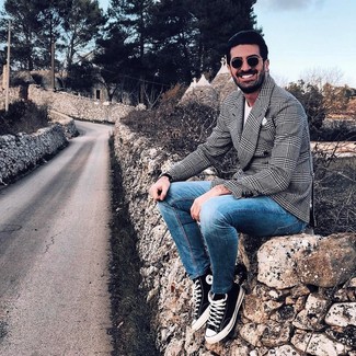 Какие зауженные джинсы носить с белым пиджаком мужчине