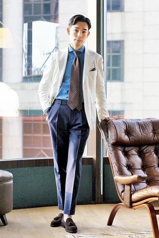 Какие лоферы с кисточками носить с белым пиджаком