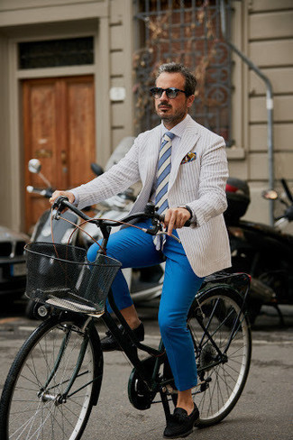 Какие лоферы с кисточками носить с белым пиджаком