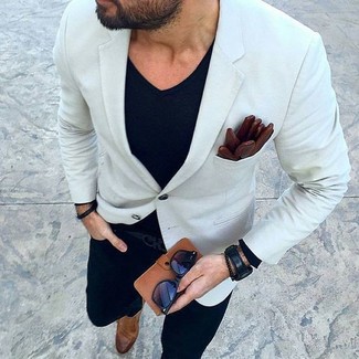 Какие футболки с v-образным вырезом носить с белым пиджаком мужчине