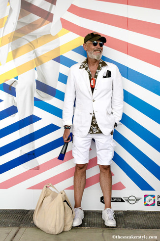 Как носить белый пиджак с белыми кожаными низкими кедами мужчине