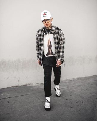 Какие брюки чинос носить с белыми топсайдерами