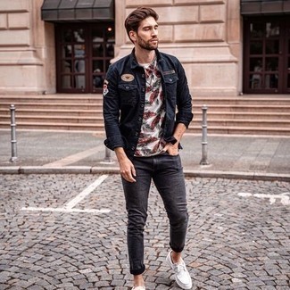 Какие джинсы носить с белыми топсайдерами