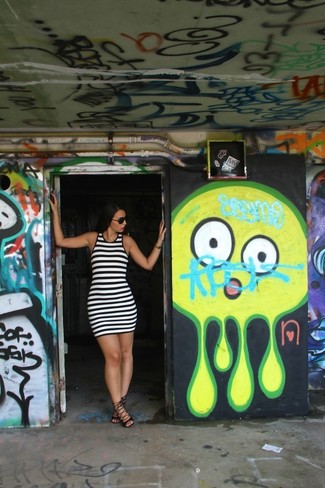 С чем носить белое облегающее платье