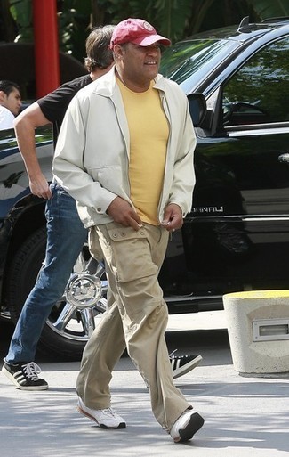 Какие футболки с круглым вырезом носить с белым бомбером мужчине