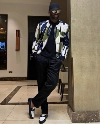 Какие футболки с круглым вырезом носить с белым бомбером мужчине