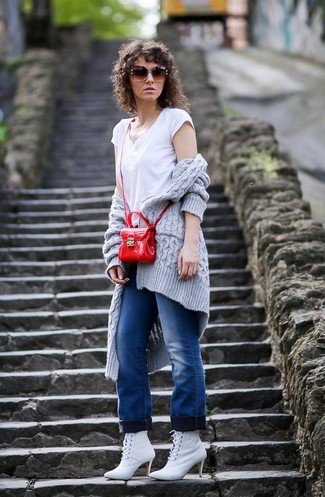 С чем носить белые ботинки женщине