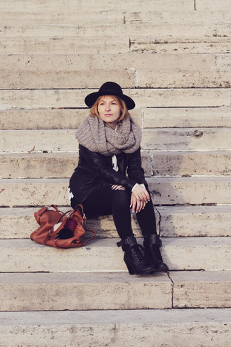 Как носить белую блузу на пуговицах с черной косухой