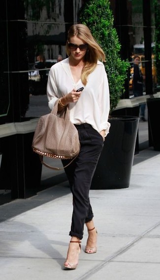 Какие брюки-галифе носить с белой блузой на пуговицах