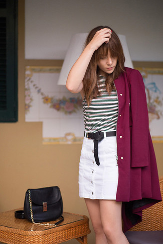 Как носить белую юбку на пуговицах с темно-красным пальто