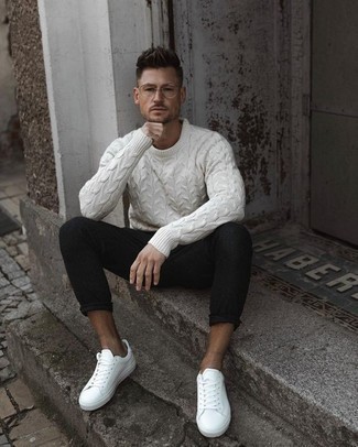 Как носить белый вязаный свитер с черными брюками чинос