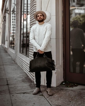 Как носить белый вязаный свитер с черными джинсами мужчине