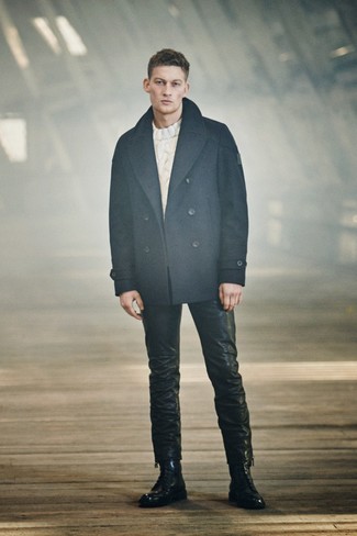 Как носить белый вязаный свитер с черными кожаными джинсами мужчине