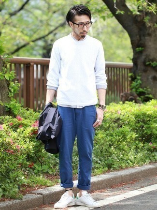 Как носить белый вязаный свитер с синими брюками чинос