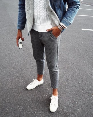 Как носить белый вязаный свитер с темно-серыми брюками чинос в клетку
