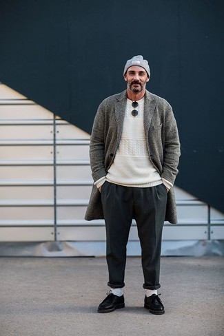 Как носить белый вязаный свитер с темно-серым длинным пальто