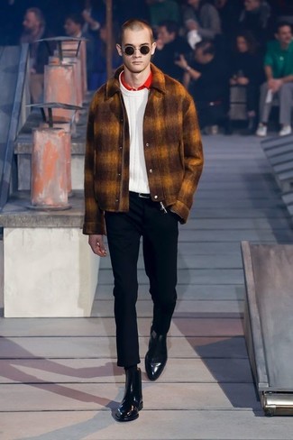 Какие ботинки челси носить с белым вязаным свитером мужчине