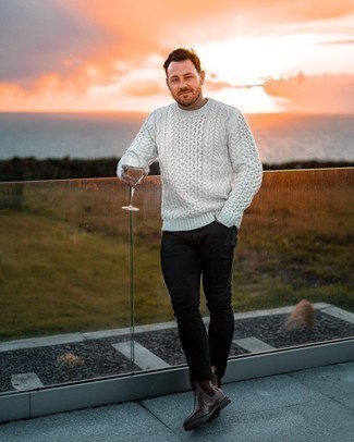Какие ботинки челси носить с белым вязаным свитером мужчине