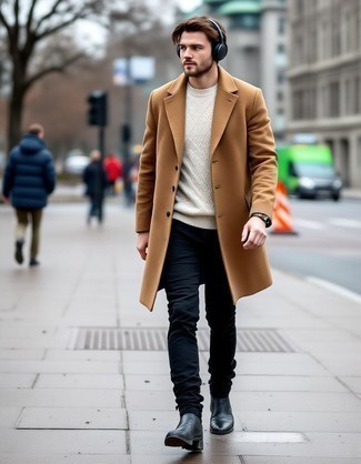 Какие брюки чинос носить с белым вязаным свитером