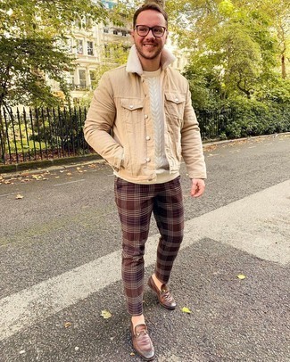 Какие брюки чинос носить с белым вязаным свитером