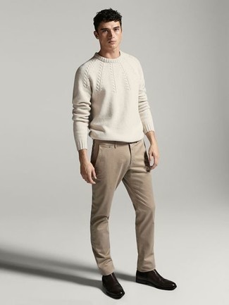 Какие брюки чинос носить с белым вязаным свитером