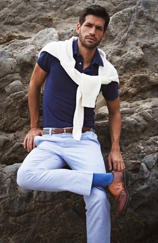 Какие брюки чинос носить с белым вязаным свитером