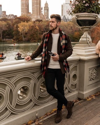 Какие ботинки дезерты носить с белым вязаным свитером