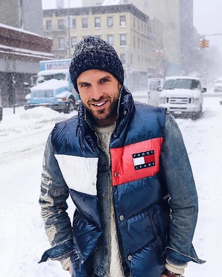 Какие куртки без рукавов носить с белым вязаным свитером мужчине