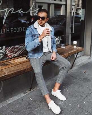 Как носить белый вязаный свитер с серыми брюками чинос