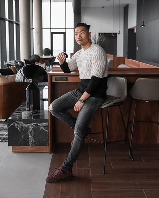 Как носить белый вязаный свитер с серыми джинсами мужчине