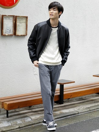 С чем носить белый вязаный свитер в 20 лет мужчине