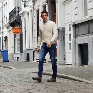 С чем носить белый вязаный свитер в 20 лет мужчине
