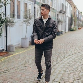 С чем носить белый вязаный свитер в 20 лет мужчине