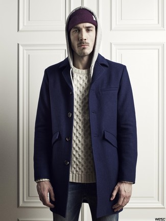 Как носить белый вязаный свитер с темно-синими джинсами мужчине