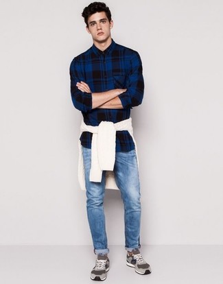 Как носить белый вязаный свитер с темно-синими джинсами мужчине