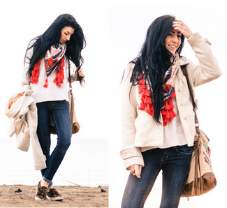 Как носить белый вязаный свитер с темно-синими джинсами женщине