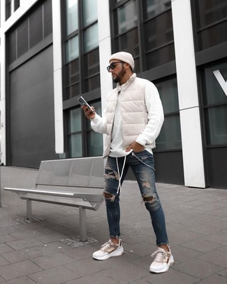 Как носить белый вязаный свитер с темно-синими рваными джинсами мужчине