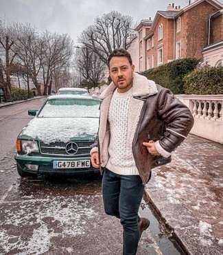 Какие короткие дубленки носить с белым вязаным свитером мужчине