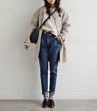 Какие лоферы с кисточками носить с белым вязаным свитером женщине