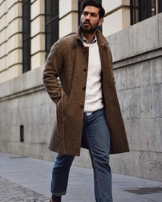 Как носить белый вязаный свитер с табачным длинным пальто