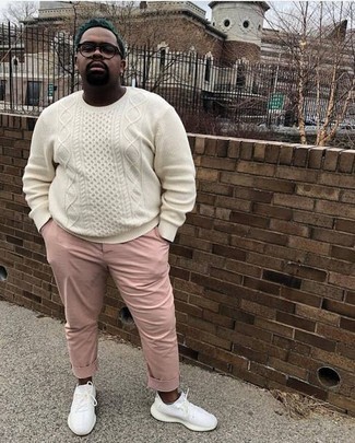 Как носить белый вязаный свитер с белыми кроссовками мужчине