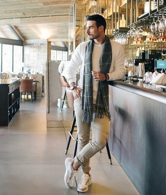 Как носить белый вязаный свитер с белыми кроссовками мужчине
