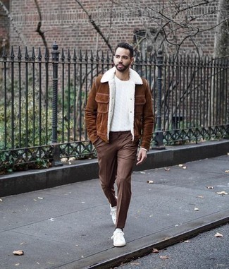 Как носить белый вязаный свитер с белыми низкими кедами мужчине