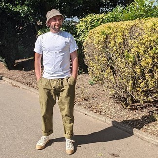 С чем носить белые высокие кеды из плотной ткани мужчине