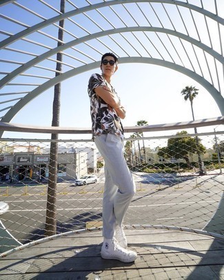 С чем носить белые высокие кеды из плотной ткани мужчине